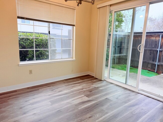 Building Photo - 2 bedroom 1.5 bath 2 story townhome