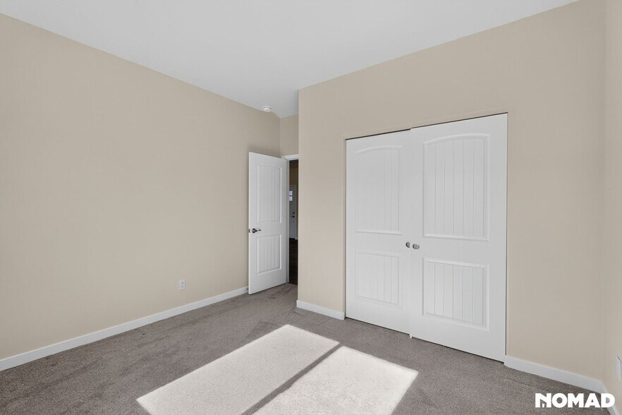 Building Photo - 910 Pilot Knob Ave