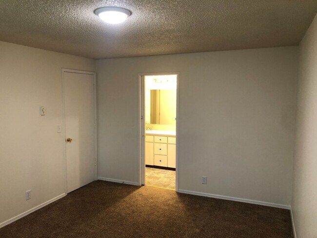 Building Photo - Three Bedroom Duplex in South Salem