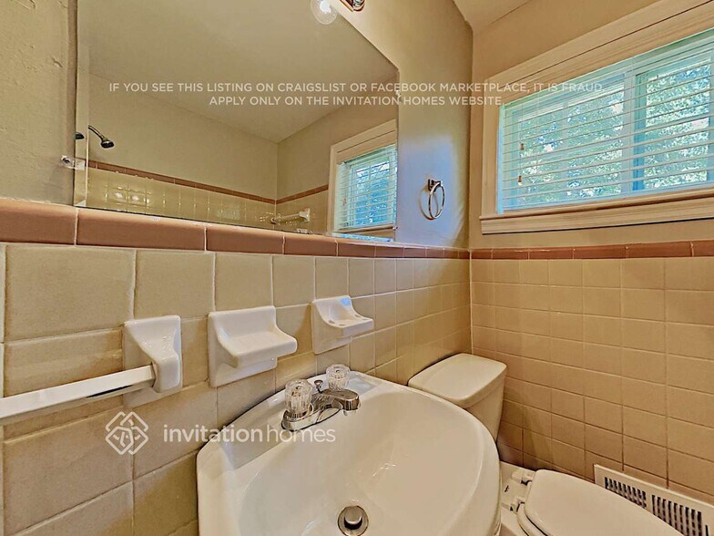 Building Photo - 759 Birchwood Ln SW
