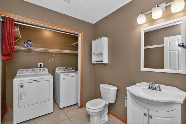 Building Photo - SPACIOUS COMFORT!! 3 Bedroom, 2 Bathroom House in Ankeny!