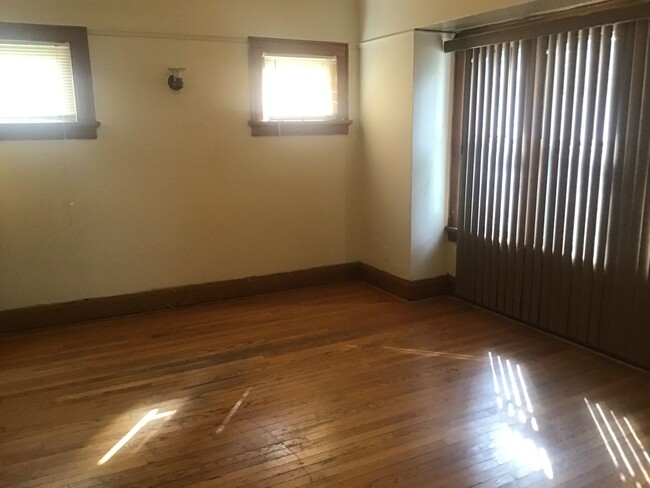 Building Photo - 5 bedroom 2 bathroom single family home wi...