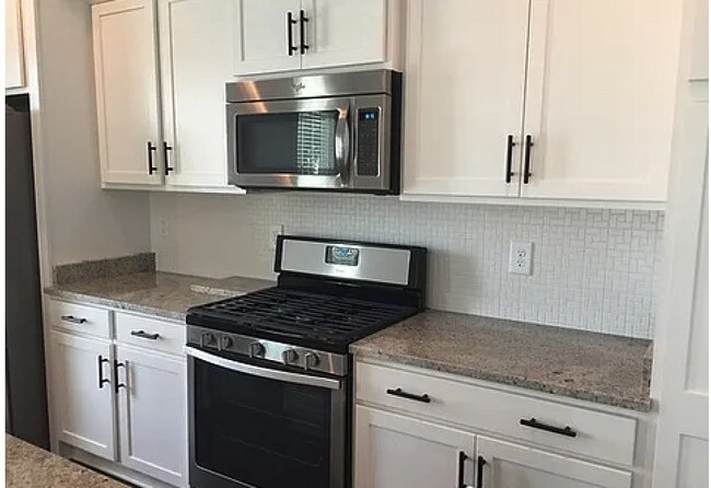 Building Photo - 2 bed/2.5 bath in the Nations!