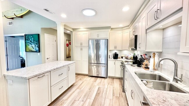Building Photo - Beautifully Upgraded Single Story in the P...