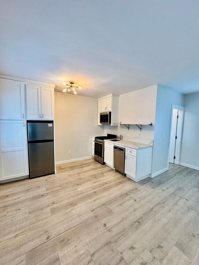 Interior Photo - 613 S Prairie Avenue