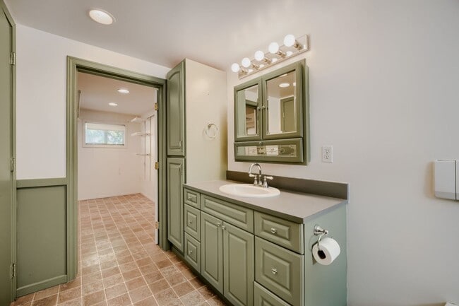 Building Photo - Charming 1bed/2bath Home with Lowel Level Bonus Room in West Seattle!