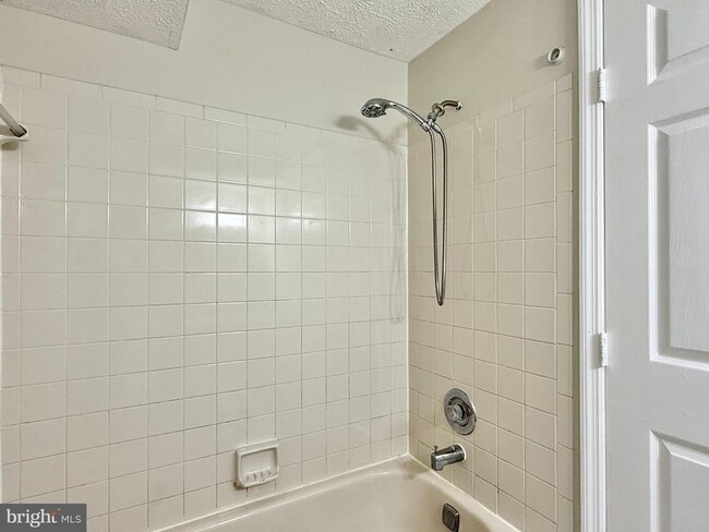 Building Photo - 97 Kenwood Dr