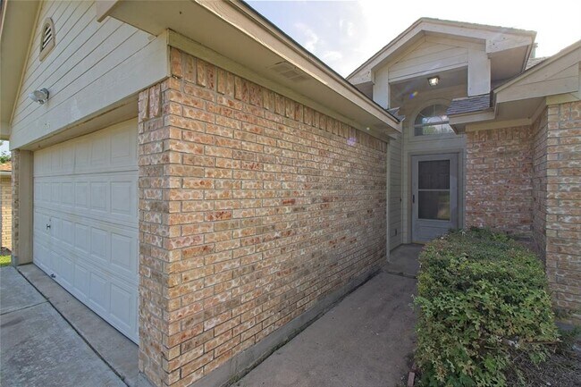 Building Photo - 300 Caladium Ct