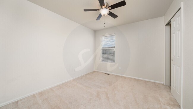 Building Photo - End-unit townhome in Soaring Eagles