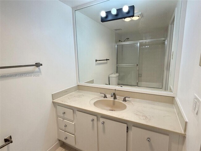 Building Photo - 919 Hillcrest Dr