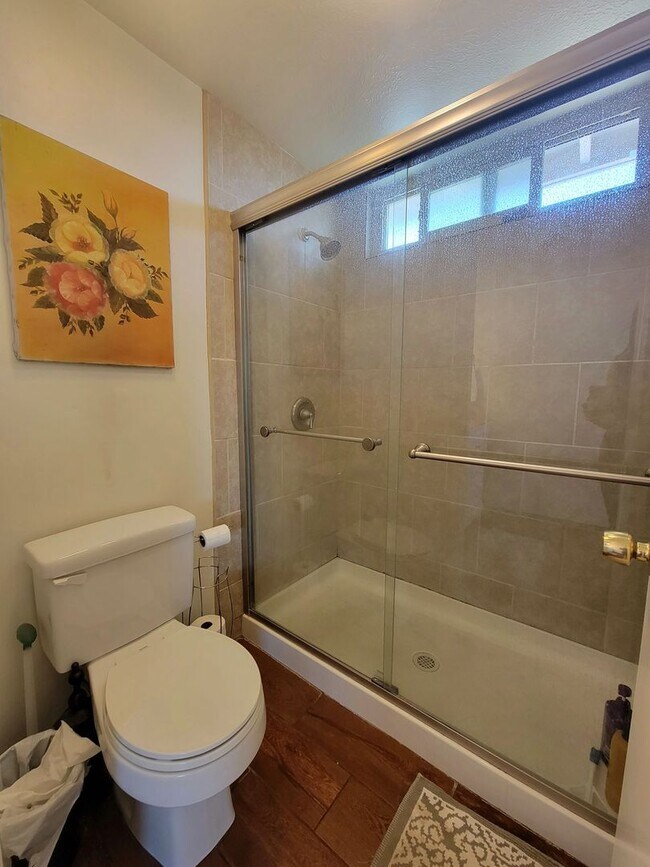 Building Photo - Darling, Move-In Ready Home in Highly Sought After Neighborhood w/ a Great View!!
