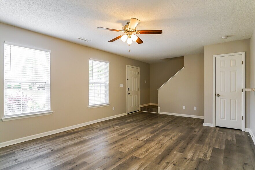 Building Photo - 4904 Silverdene St