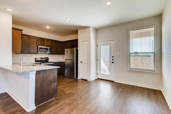 Building Photo - Lynwood Village Community