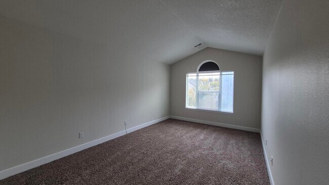 Building Photo - 3 Bedroom 2.5 Bath Town-Home in Gresham ne...