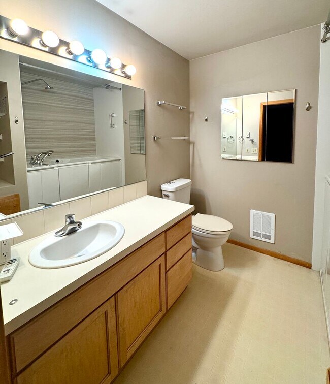 Building Photo - In town Kingston, walking distance to the Seattle and Edmonds ferry, main floor condo