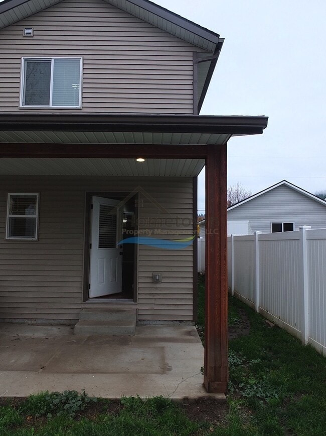 Building Photo - 3-Bedroom Home in Central Coeur d'Alene wi...