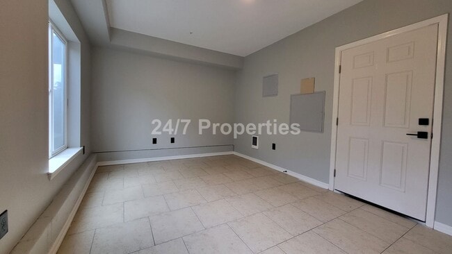 Building Photo - Spacious and Modern 3-Story Townhome - Mol...