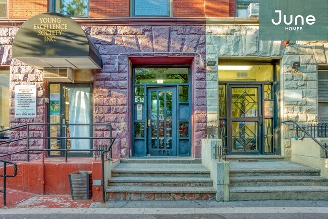 Building Photo - Queen room in 5-bed/1.0-bath Home