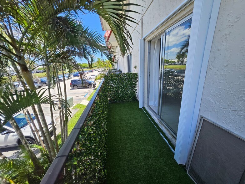 Building Photo - 6707 N Kendall Dr