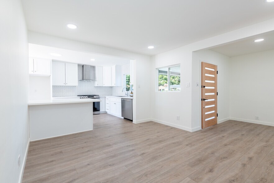 DINING ROOM W/ VIEW TO KITCHEN - 1011 N Florence St