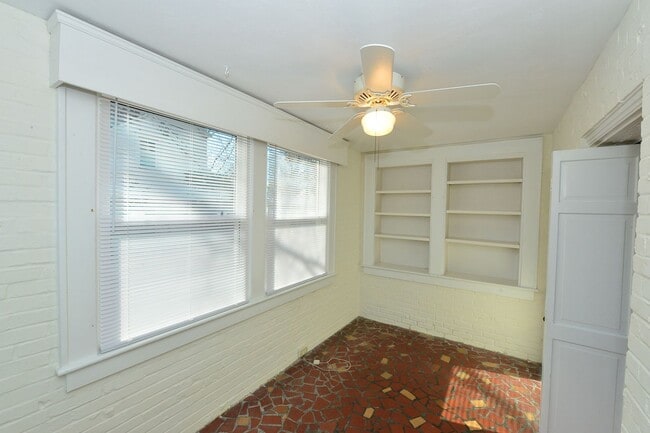 Building Photo - Larchmont Waterfront! Just Miles from NOB