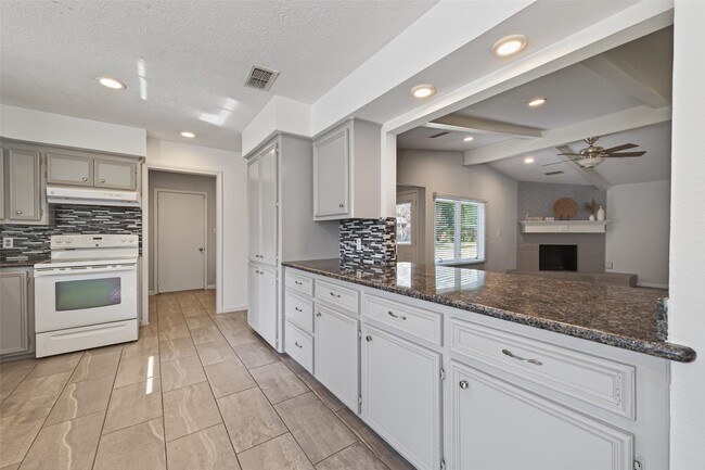 Building Photo - 11811 Beverly Dr