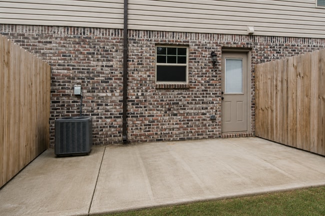 Building Photo - Pet Friendly Two Bedroom!
