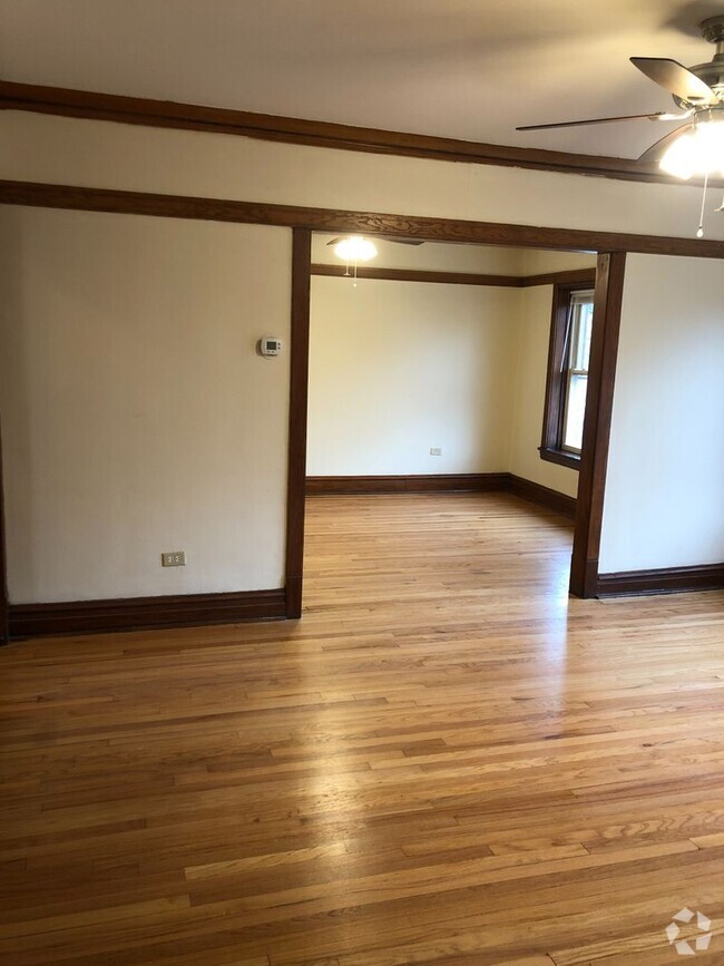 Building Photo - Hermosa Top Floor 1 Bed / 1 Bath Apartment...