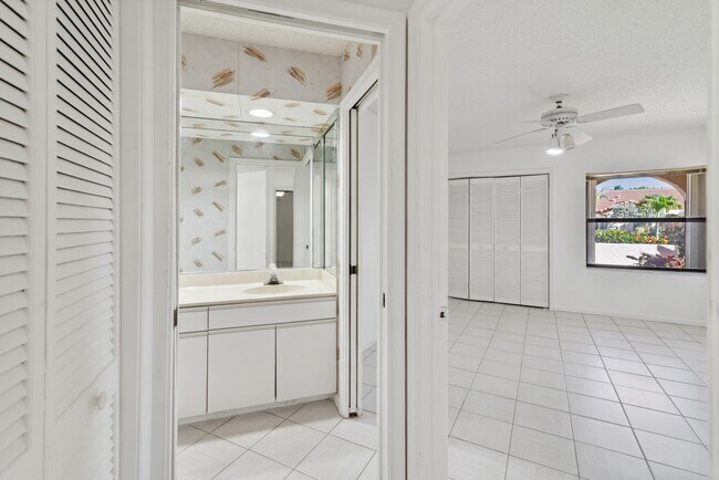 Building Photo - 7842 Villa Nova Dr N