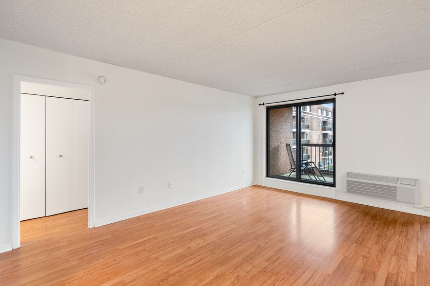 Building Photo - 200 Lombard St