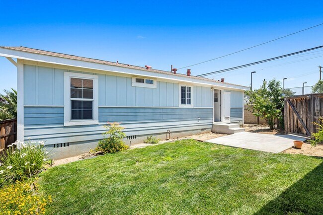 Building Photo - 307 N Poe St