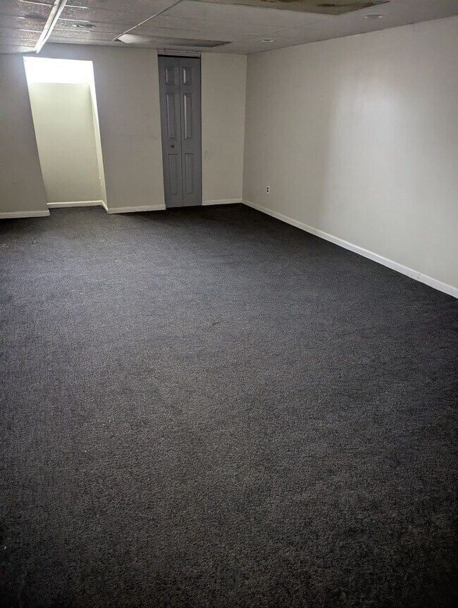 Building Photo - Spacious 3BR Home in Overbrook Park – Front Yard, Modern Kitchen, Washer and Dryer & Basement