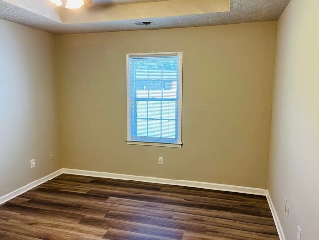 Building Photo - 10 Fredda Ln