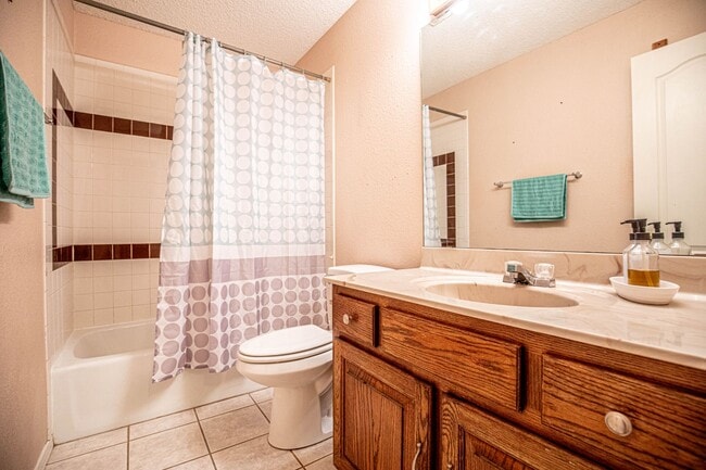 Building Photo - 3 Bedroom 2 Bathroom