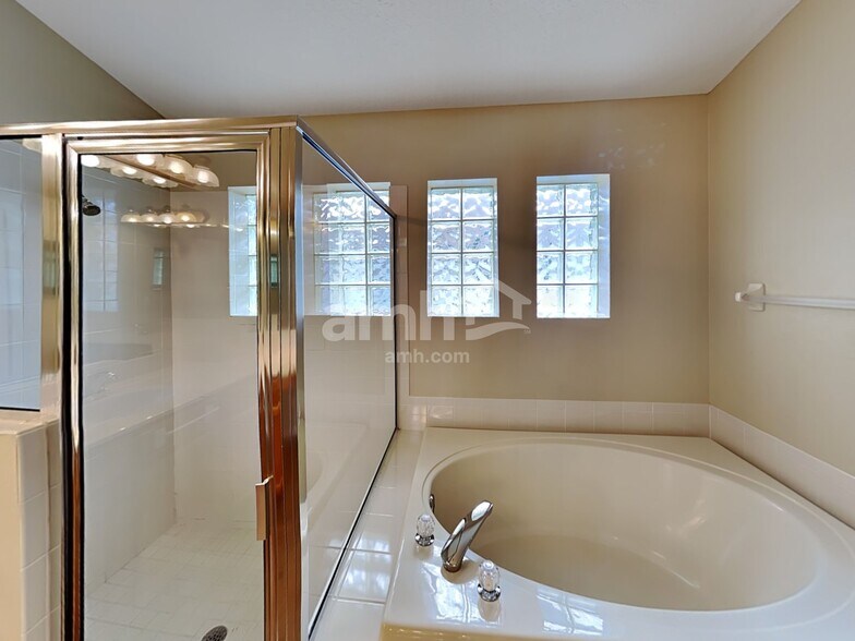 Building Photo - 10223 Meadow Crossing Dr