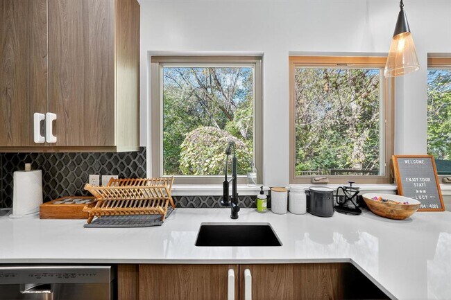 Building Photo - 2710 Wilson St