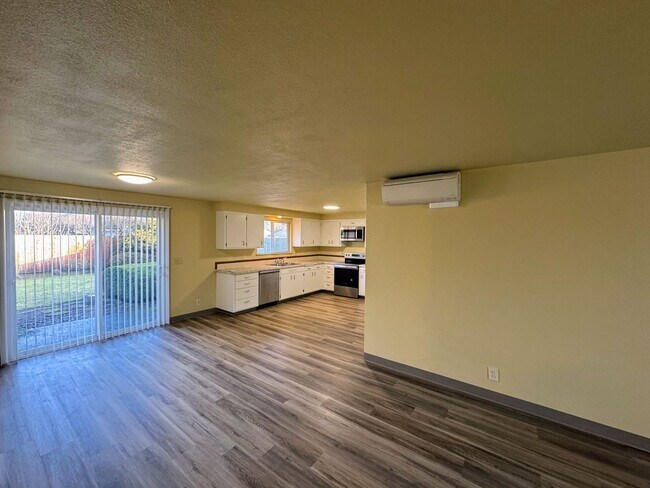 Building Photo - 2-Bed, 1-Bath Duplex – Great Location!