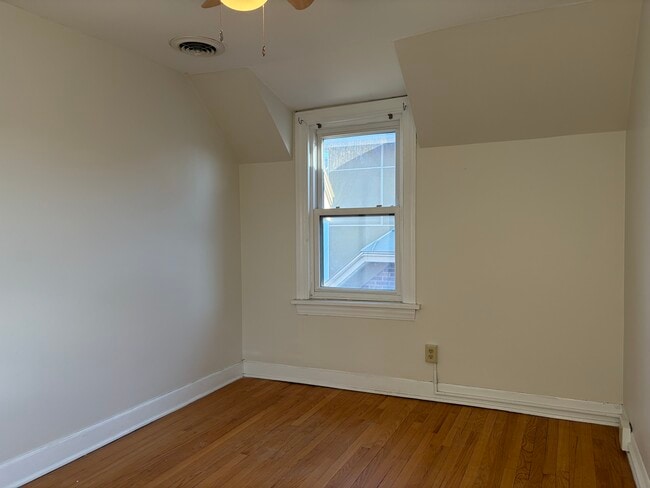 Building Photo - 934 W Shore Dr