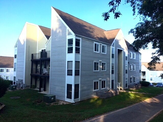 Building Photo - Your Chill JMU Spot—Awesome 2-Bed, 2-Bath Condo Close to Campus!