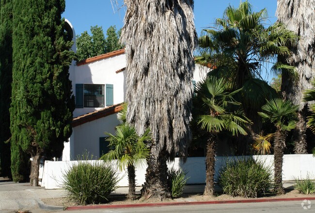 Building Photo - 2312 De La Vina St