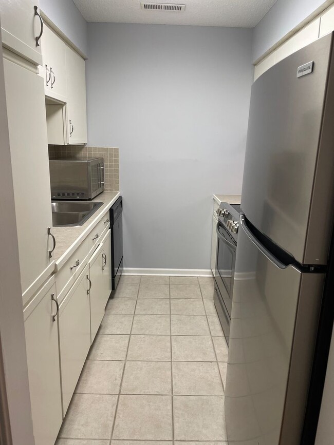 Building Photo - 2 bed, 2 bath South Columbia