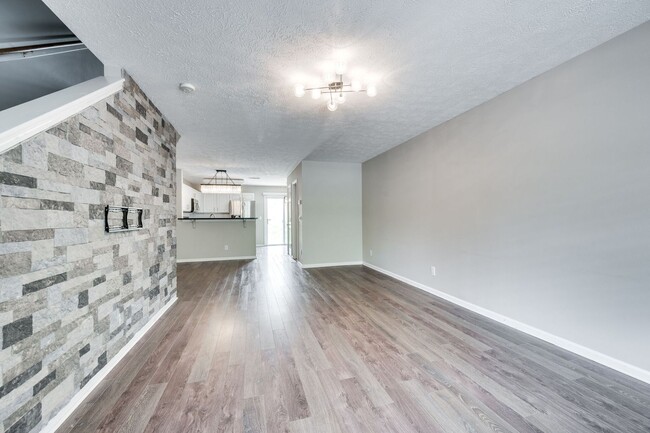 Building Photo - Renovated Townhome in Convenient Nashville...