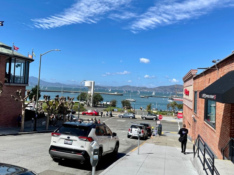 Steps from aquatic park and Ghirardelli square. - 836 N Point St