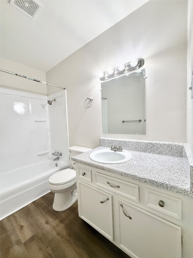 Building Photo - 321 E Cedar St