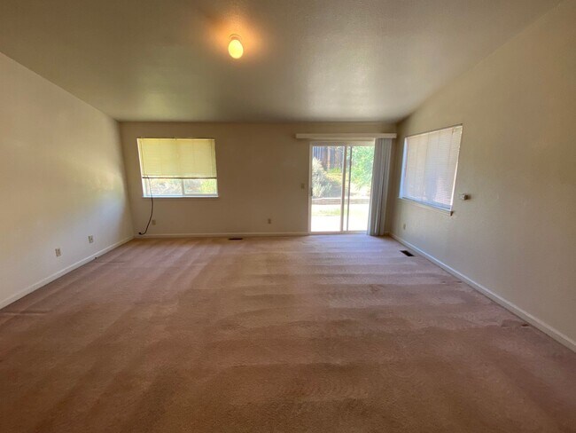Building Photo - 1001 Sunburst Dr