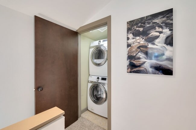 Building Photo - Modern 2-Bedroom Townhome in the Heart of ...