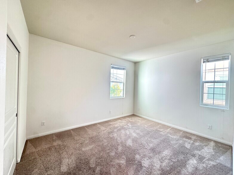Building Photo - 2616 Admiral Cir