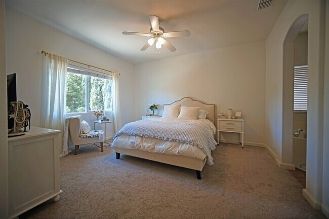 Building Photo - Beautiful Highland Reserve home 4 bedroom,...