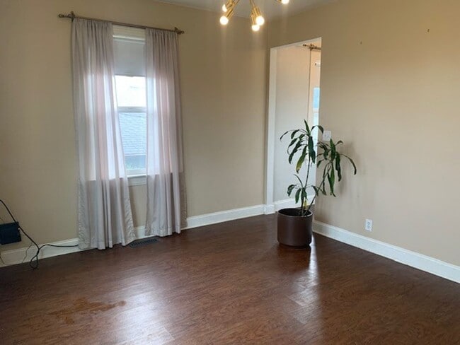 Building Photo - Classic Updated Bungalow.  2 bed with flex...