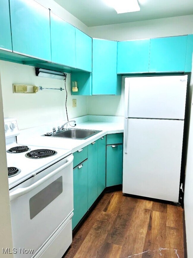 Building Photo - 407 Colonial Dr